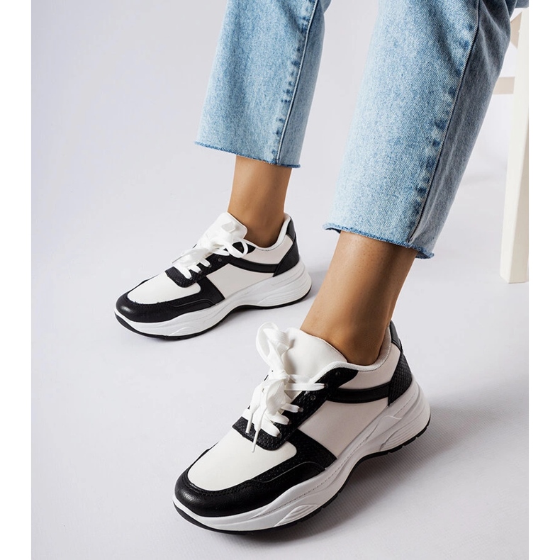 Zapatos blancos y negros con detalles en piel de serpiente de Diego 1