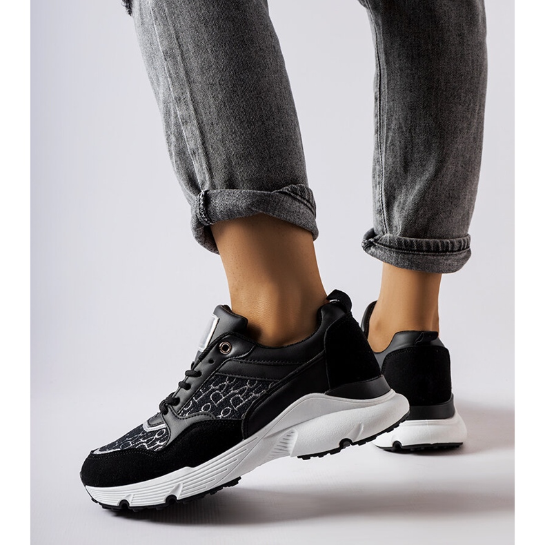 Zapatillas negras con decoración plateada de Rio blanco 1