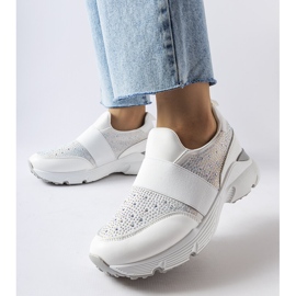 Zapatillas blancas con adornos Milea plateados. blanco 1