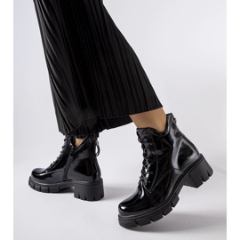 Botines negros de charol con aislamiento de Vinceza 2