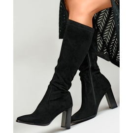 Botas de mujer de ante negro con puntera decorativa. 7
