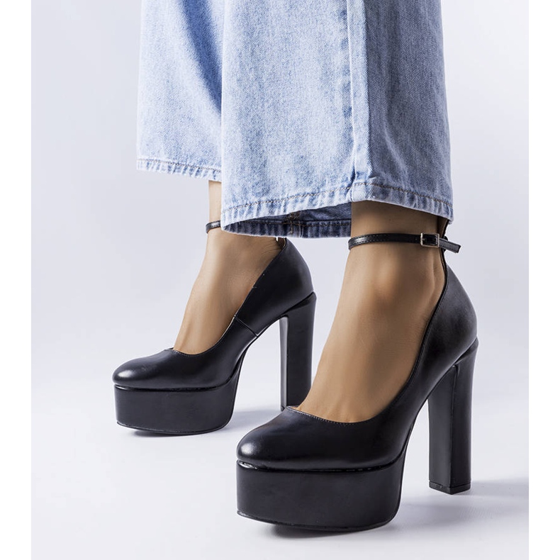 Zapatos negros de tacón alto de Hervé 1