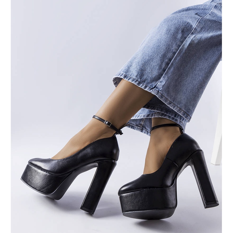 Zapatos negros de tacón alto de Hervé 2