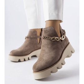 Botas de piel beige decoradas con cadena Karino 1