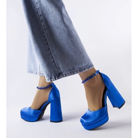 Zapatos de tacón azules de Elida. 2