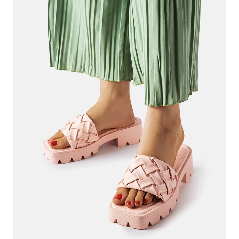 Chanclas rosas con suela de tractor Lora 1