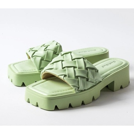 Chanclas verdes en la suela tractor de Lora 1