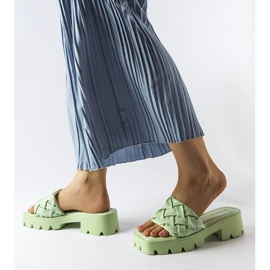 Chanclas verdes en la suela tractor de Lora 2