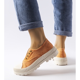Zapatillas naranjas de Walton 2
