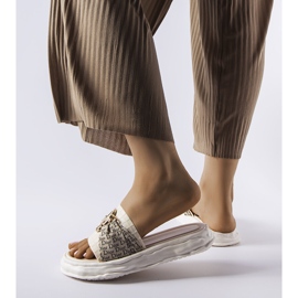Chanclas decorativas de goma beige de Bérard 2