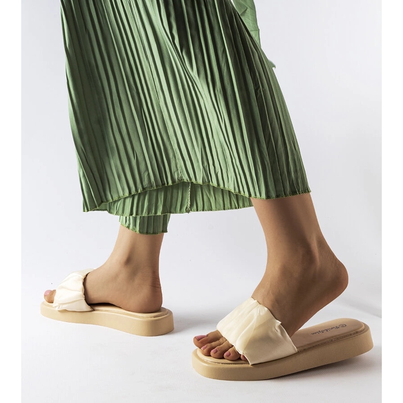 Chanclas beige decoradas con volantes de Boulevard blanco 1