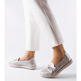 Mocasines grises brillantes con diseño calado de Elodia 1