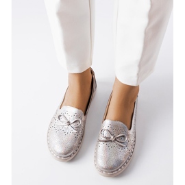 Mocasines grises brillantes con diseño calado de Elodia 2