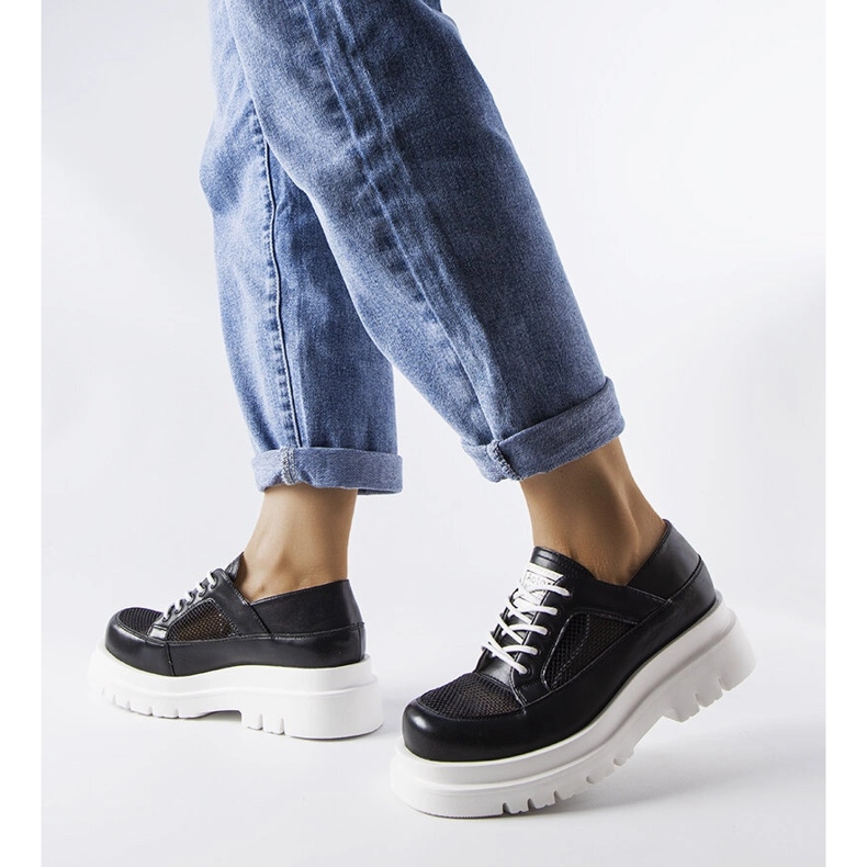 Inna Zapatos Tasmin macizos negros calados 1