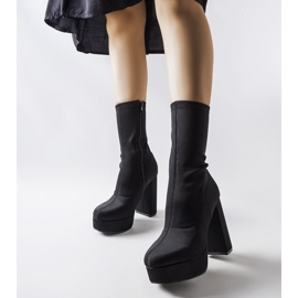 Botas de satén negro en una publicación masiva de Glus 1 Botas de satén negro en una publicación masiva de Glus 1