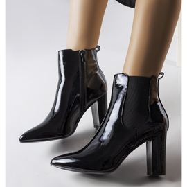 Botas de charol negro en el puesto de Dolla 1