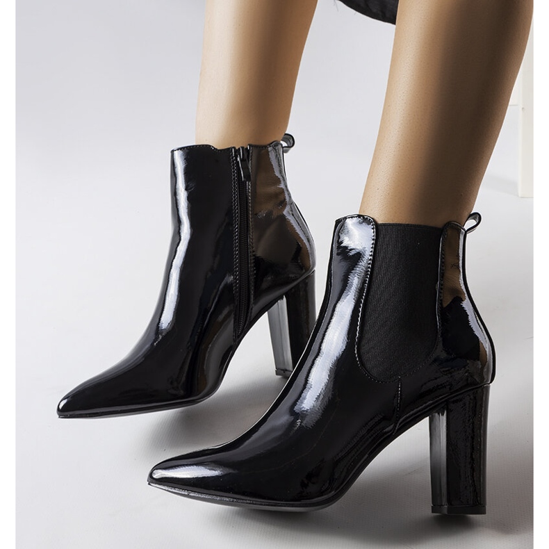 Botas de charol negro en el puesto de Dolla 1 Botas de charol negro en el puesto de Dolla 1