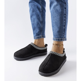 Pantuflas aislantes negras decoradas con bordado Dudi negro 1 Pantuflas aislantes negras decoradas con bordado Dudi negro 1