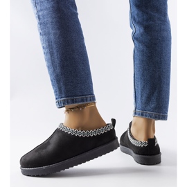 Pantuflas aislantes negras decoradas con bordado Dudi negro 2 Pantuflas aislantes negras decoradas con bordado Dudi negro 2