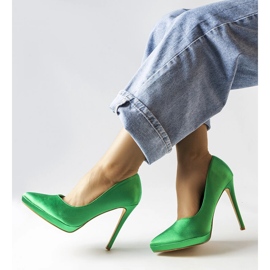 Zapatos de salón en satén verde de Silje. 1