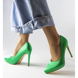 Zapatos de salón en satén verde de Silje. 2