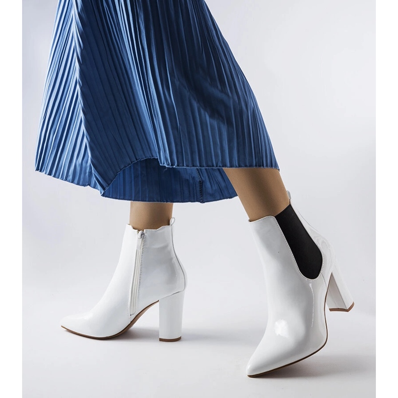 Botas Dolla lacadas en blanco sobre poste 1 Botas Dolla lacadas en blanco sobre poste 1