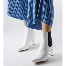 Botas Dolla lacadas en blanco sobre poste 2 Botas Dolla lacadas en blanco sobre poste 2