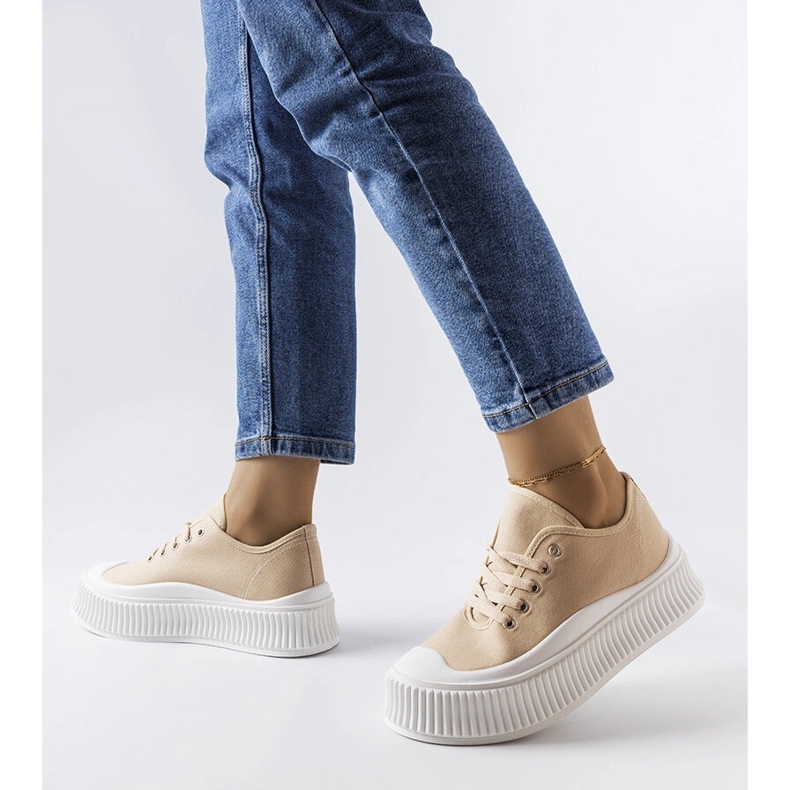 Zapatillas beige con plataforma de Castanthei 1