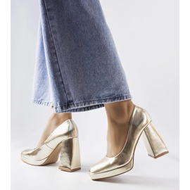 Zapatos de tacón dorados de Mailly 1