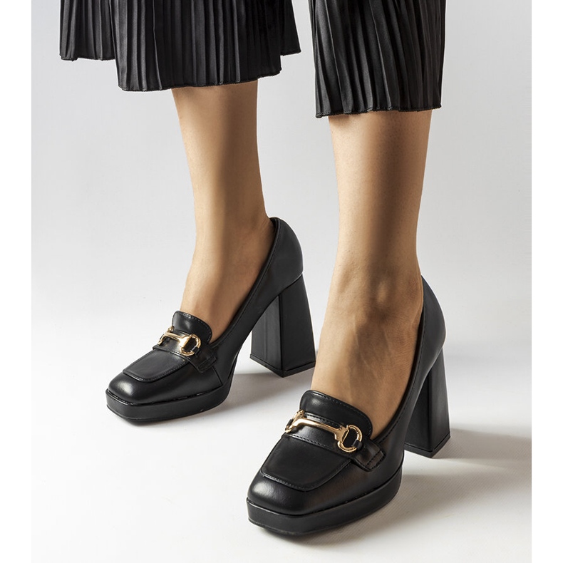 Zapatos de salón negros sobre un bloque geométrico de Blaiss 1 Zapatos de salón negros sobre un bloque geométrico de Blaiss 1