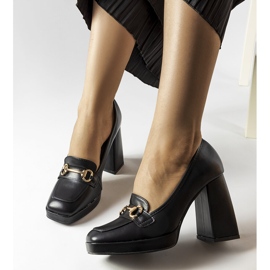 Zapatos de salón negros sobre un bloque geométrico de Blaiss 2