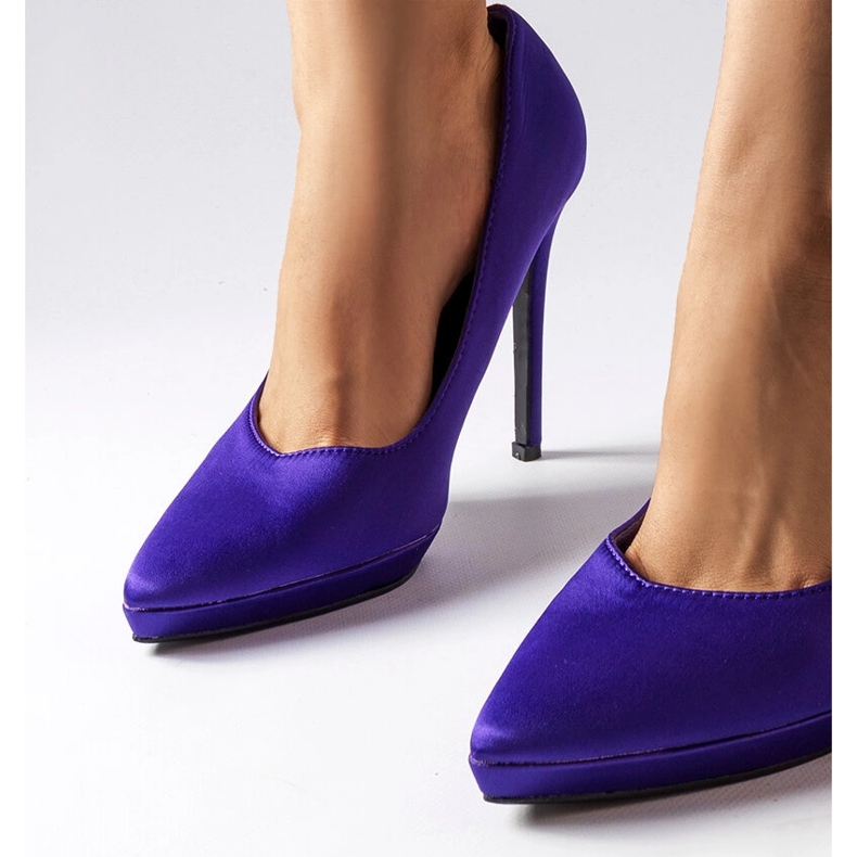 Zapatos de salón en raso morado de Silje. violeta 1