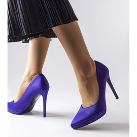 Zapatos de salón en raso morado de Silje. violeta 2