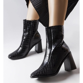 Botines negros con imitación piel de cocodrilo de Belluci 1