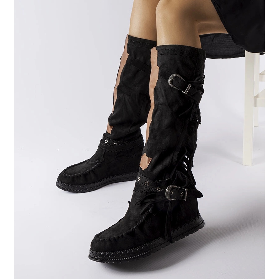 Las botas negras de Filibert sobre una cuña cubierta.