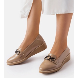 Mocasines con cuña lacados en beige de Erin 1