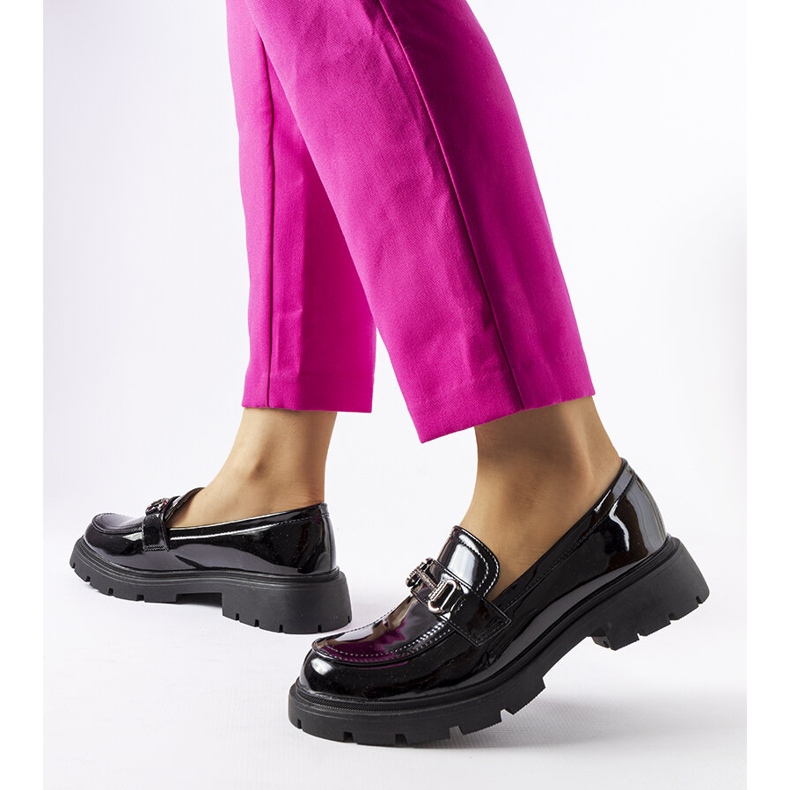 Inna Mocasín charol negro pedrería Cantú 1