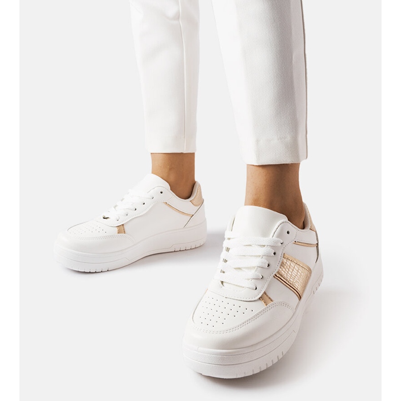 Zapatillas deportivas blancas y doradas de Parma. blanco 1