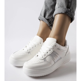 Zapatillas deportivas blancas y plateadas de Parma. blanco 2