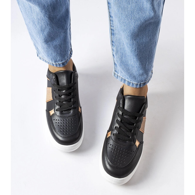 Zapatillas deportivas negras y doradas de Parma. negro 1