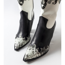 Bota cowboy semi negra y blanca con inserciones de serpiente negro 2
