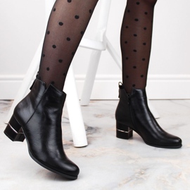 Botas negras Warm Chelsea en el poste de M. Daszyński negro 1 Botas negras Warm Chelsea en el poste de M. Daszyński negro 1