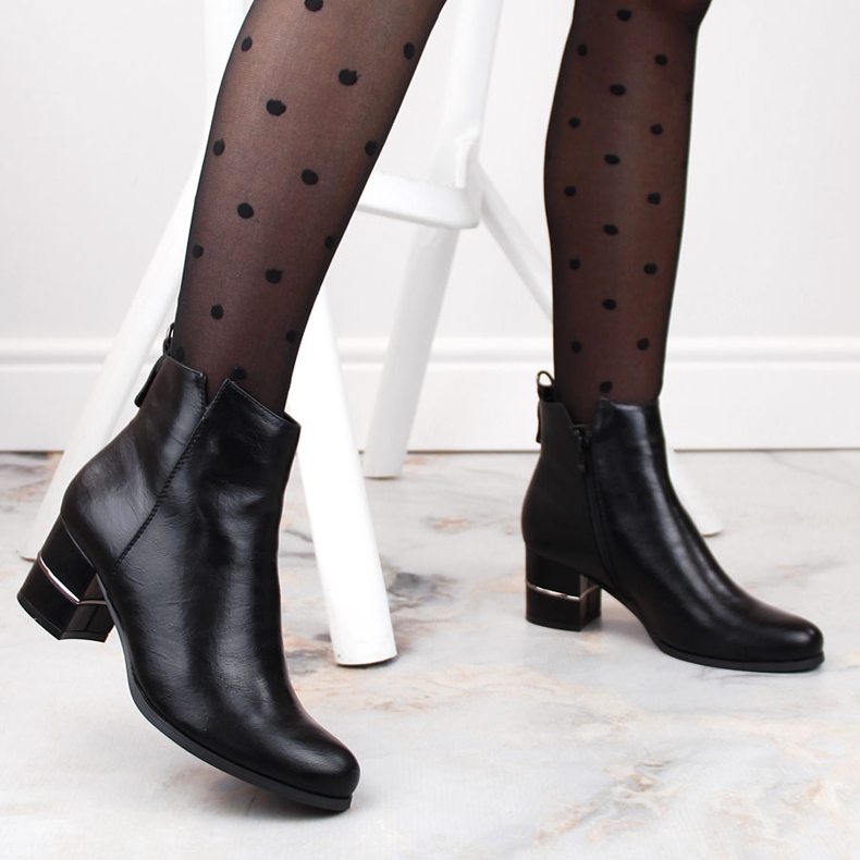 Botas negras Warm Chelsea en el poste de M. Daszyński negro 1 Botas negras Warm Chelsea en el poste de M. Daszyński negro 1