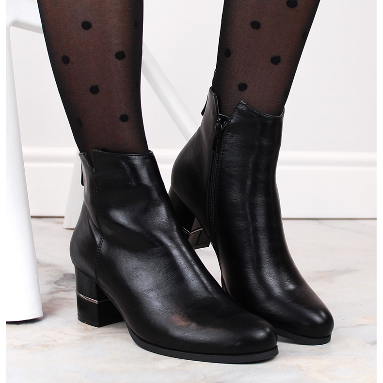 Botas negras Warm Chelsea en el poste de M. Daszyński negro 2 Botas negras Warm Chelsea en el poste de M. Daszyński negro 2