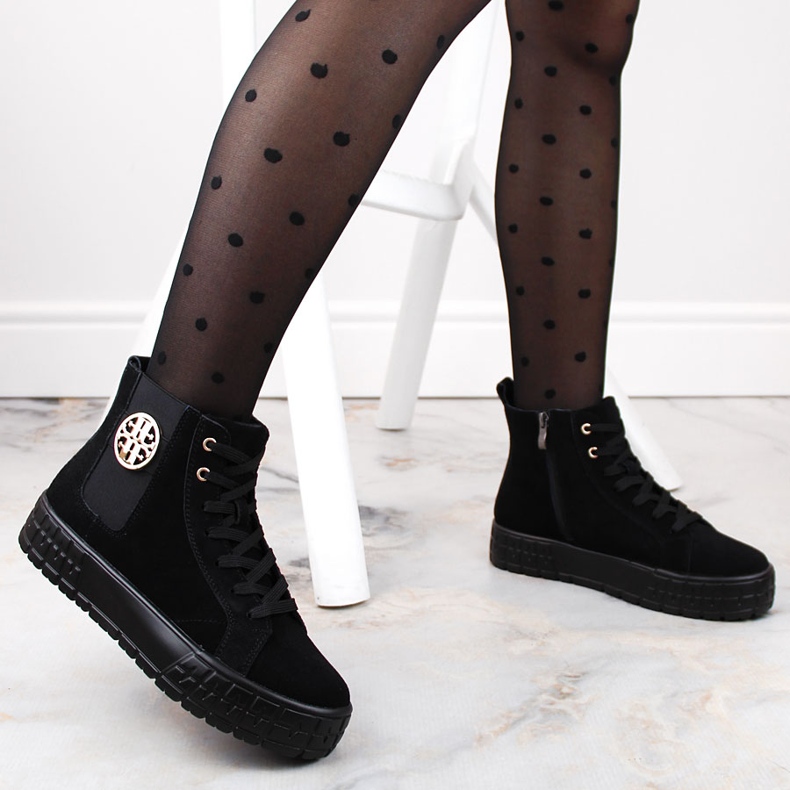 Botas de ante negro con plataforma, aisladas de Filippo DBT4715 2 Botas de ante negro con plataforma, aisladas de Filippo DBT4715 2