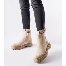 Botines beige con cierre decorativo de Abela 1