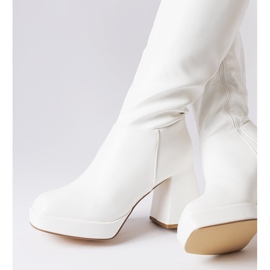 Botas blancas en una publicación masiva de Villanova blanco 1
