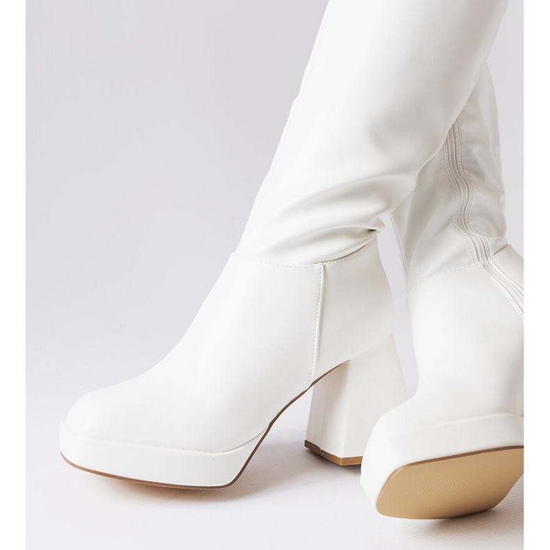 Botas blancas en una publicación masiva de Villanova blanco 1 Botas blancas en una publicación masiva de Villanova blanco 1