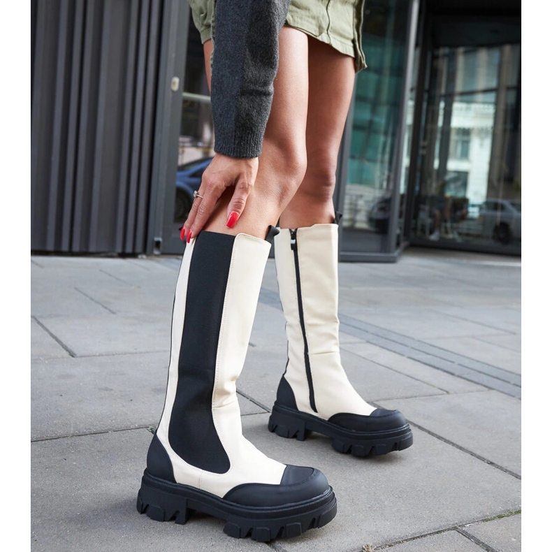 Botas macizas beige con pisada de Barrios 2