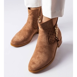 Botas beige con inserciones caladas de Vinceza 2
